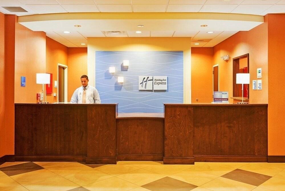 Holiday Inn Express & Suites San Antonio Frost Bank Center By Ihg Екстериор снимка