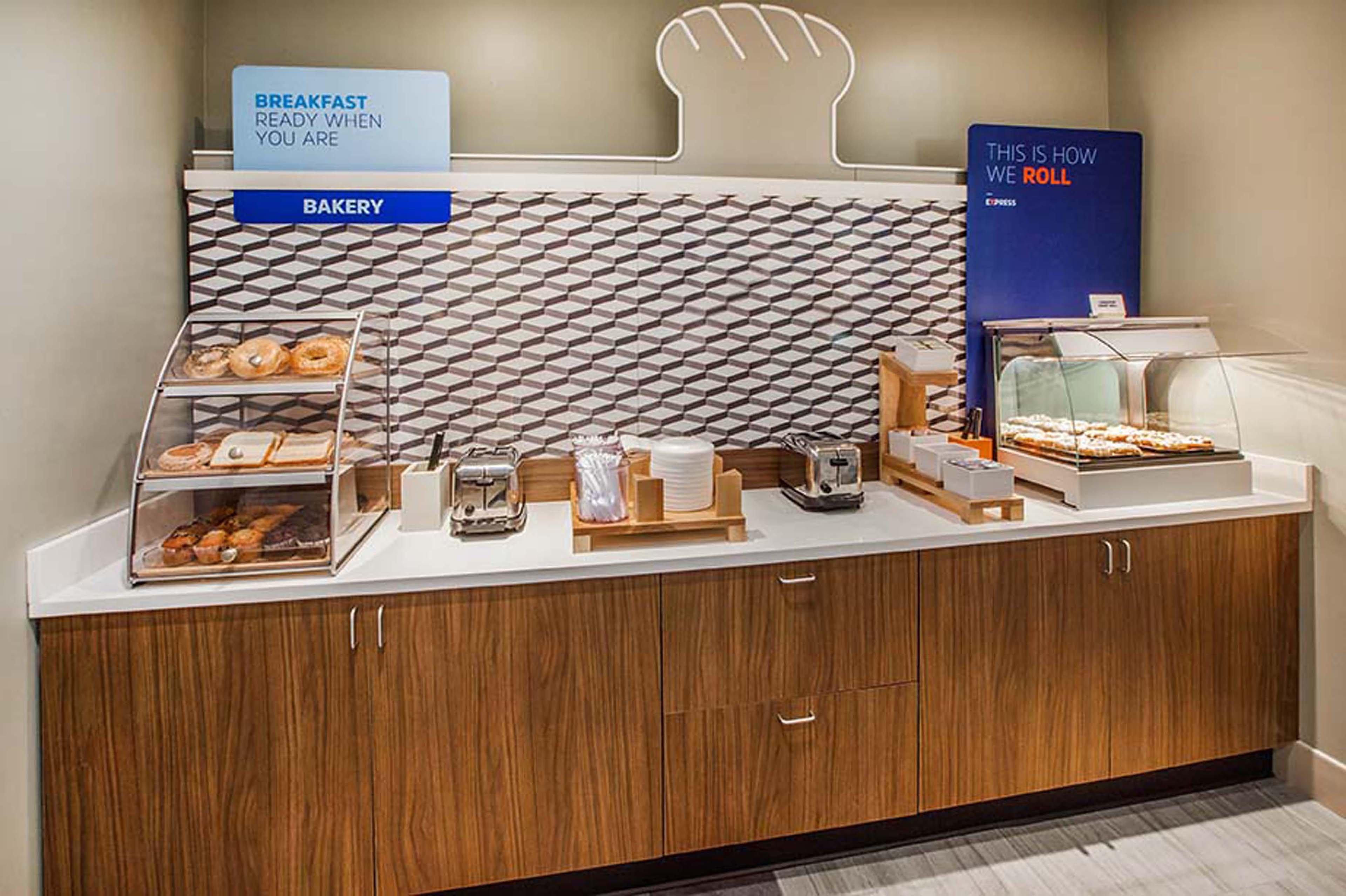 Holiday Inn Express & Suites San Antonio Frost Bank Center By Ihg Екстериор снимка