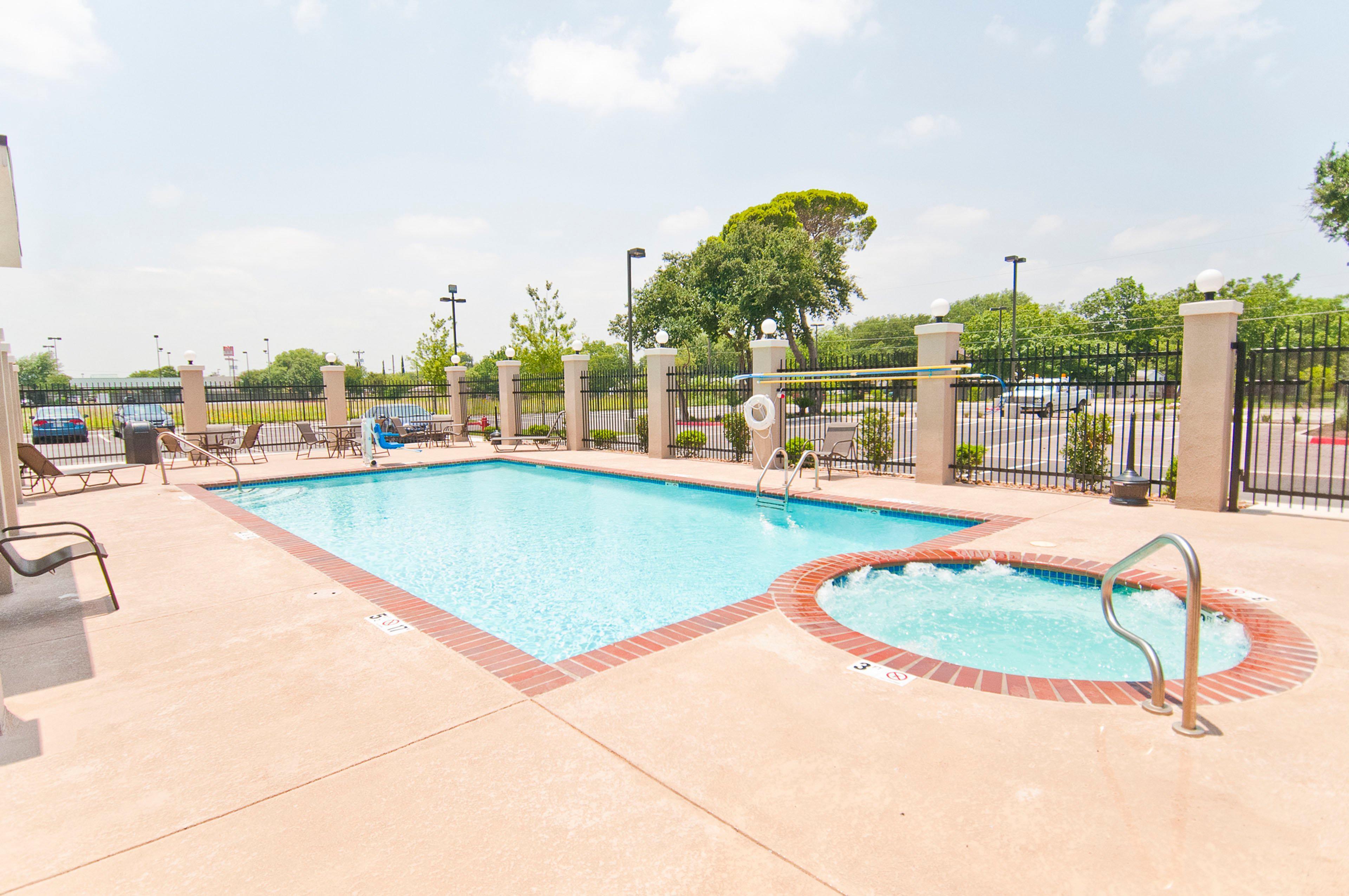 Holiday Inn Express & Suites San Antonio Frost Bank Center By Ihg Екстериор снимка