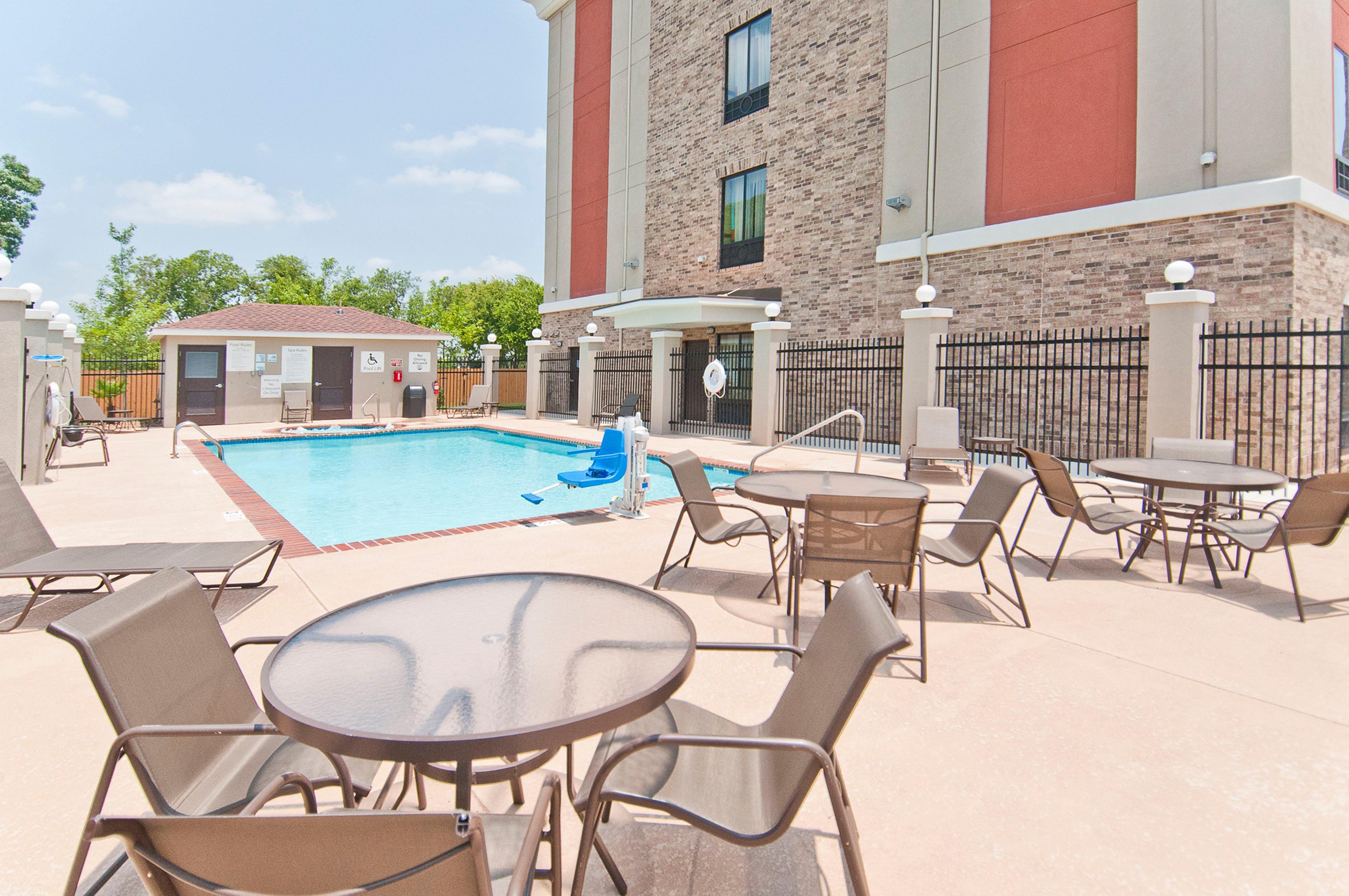 Holiday Inn Express & Suites San Antonio Frost Bank Center By Ihg Екстериор снимка