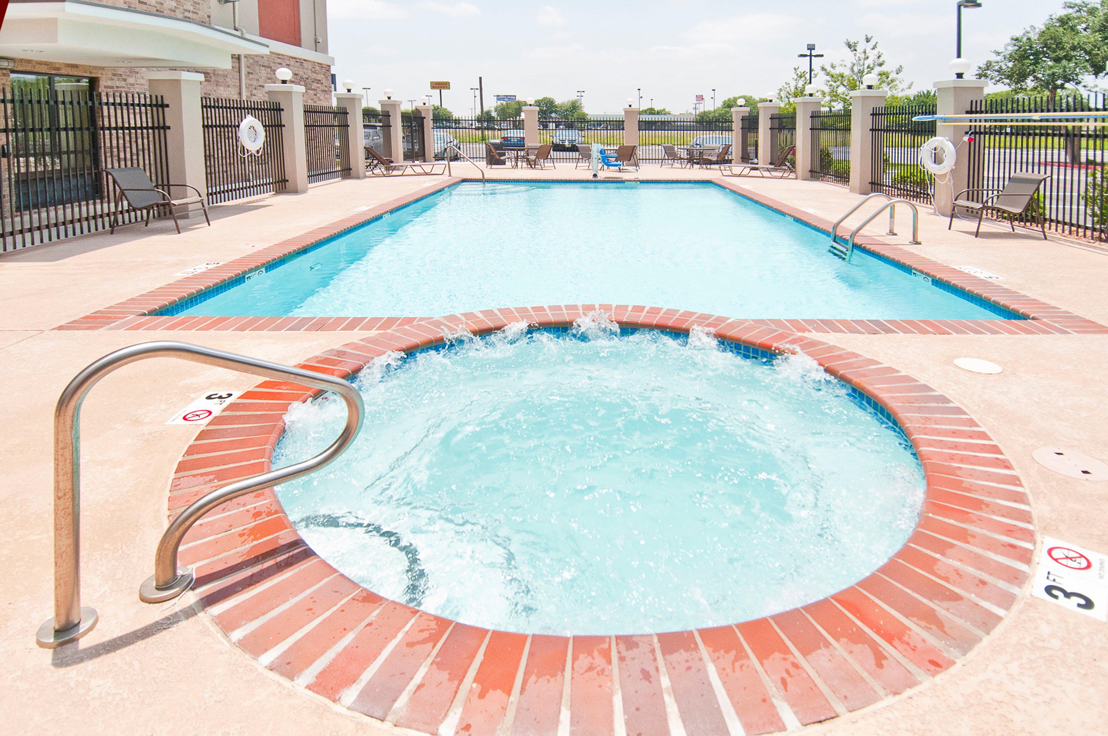 Holiday Inn Express & Suites San Antonio Frost Bank Center By Ihg Екстериор снимка