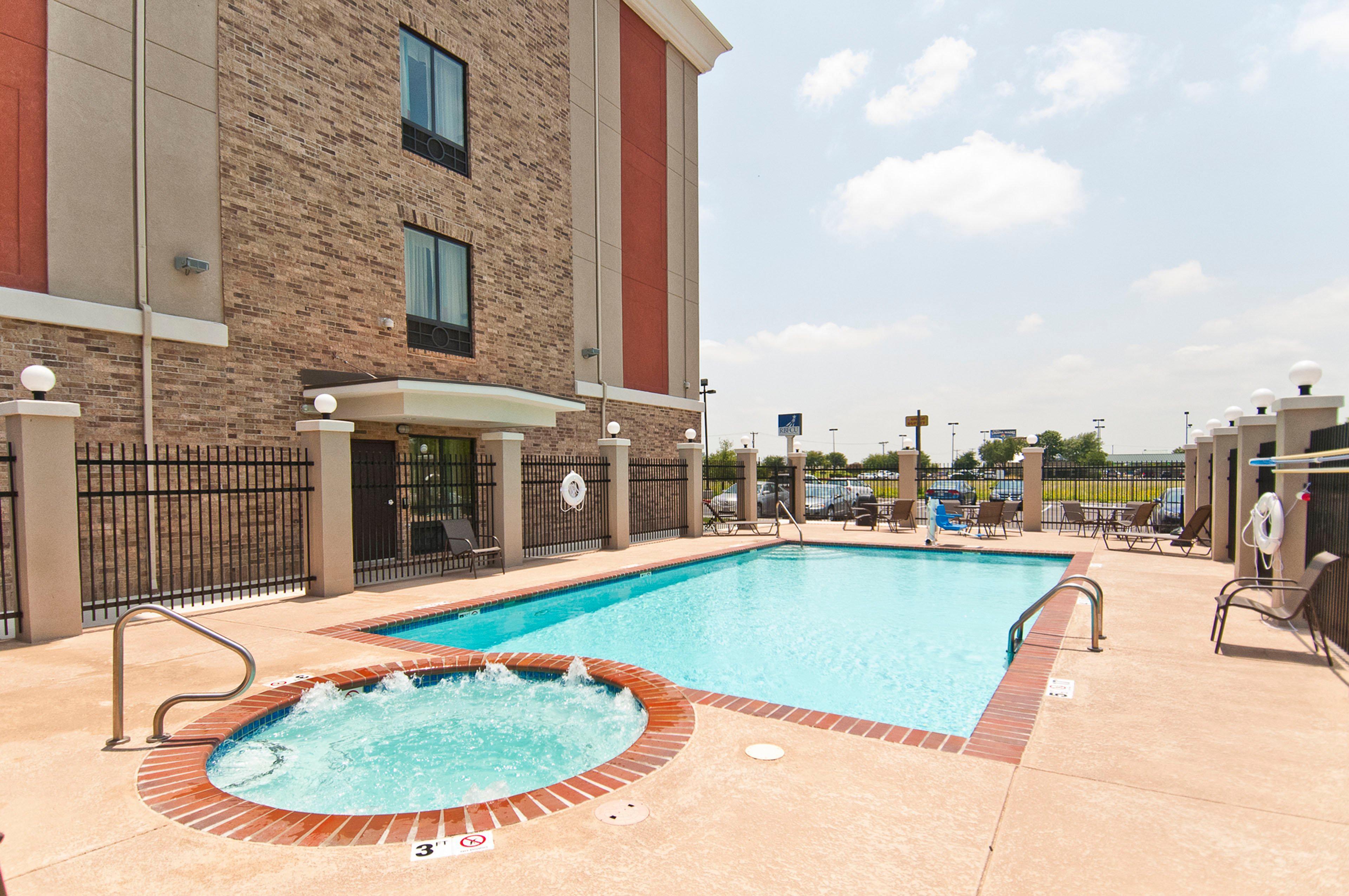 Holiday Inn Express & Suites San Antonio Frost Bank Center By Ihg Екстериор снимка