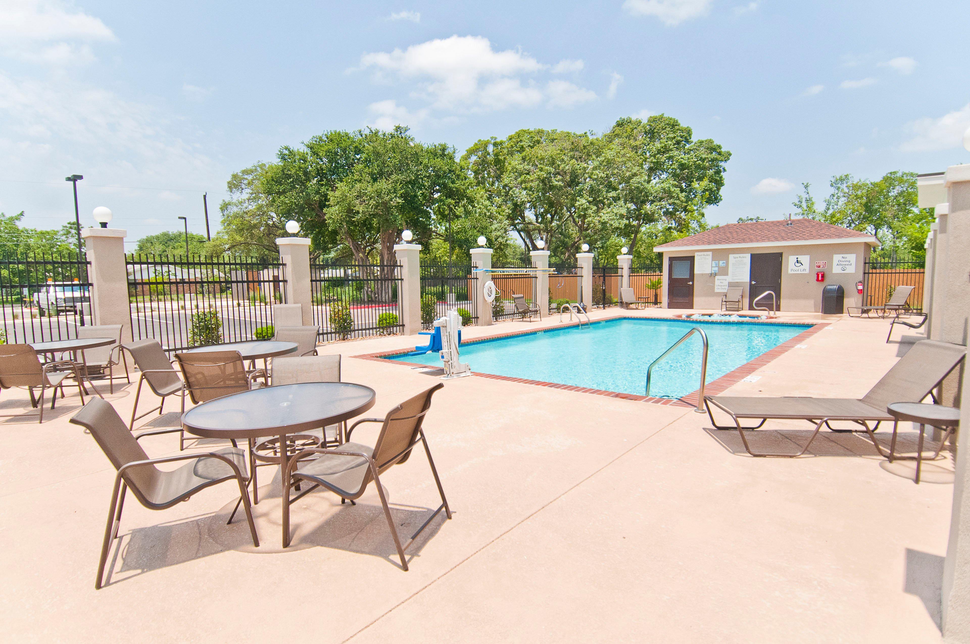 Holiday Inn Express & Suites San Antonio Frost Bank Center By Ihg Екстериор снимка