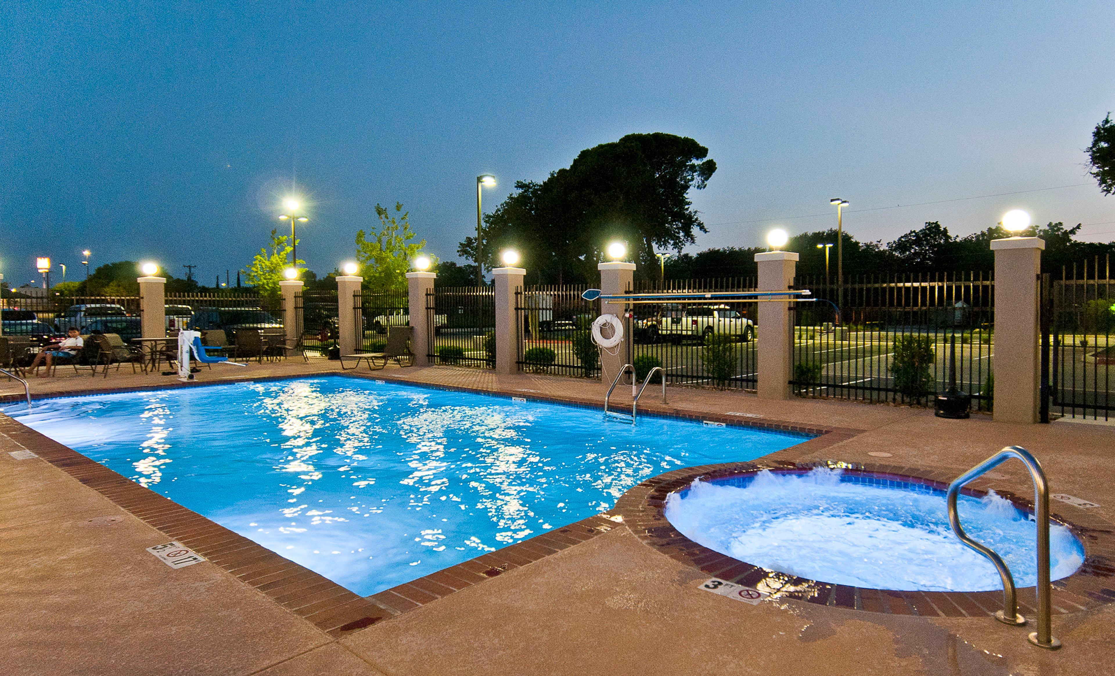 Holiday Inn Express & Suites San Antonio Frost Bank Center By Ihg Екстериор снимка