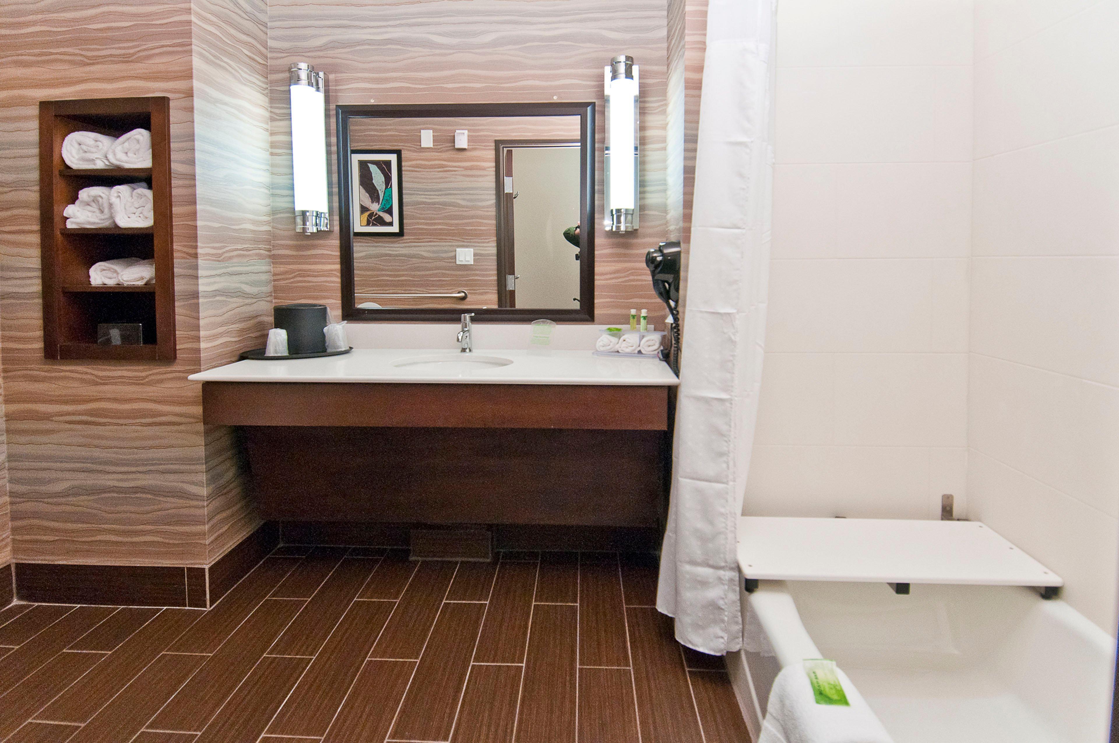 Holiday Inn Express & Suites San Antonio Frost Bank Center By Ihg Екстериор снимка