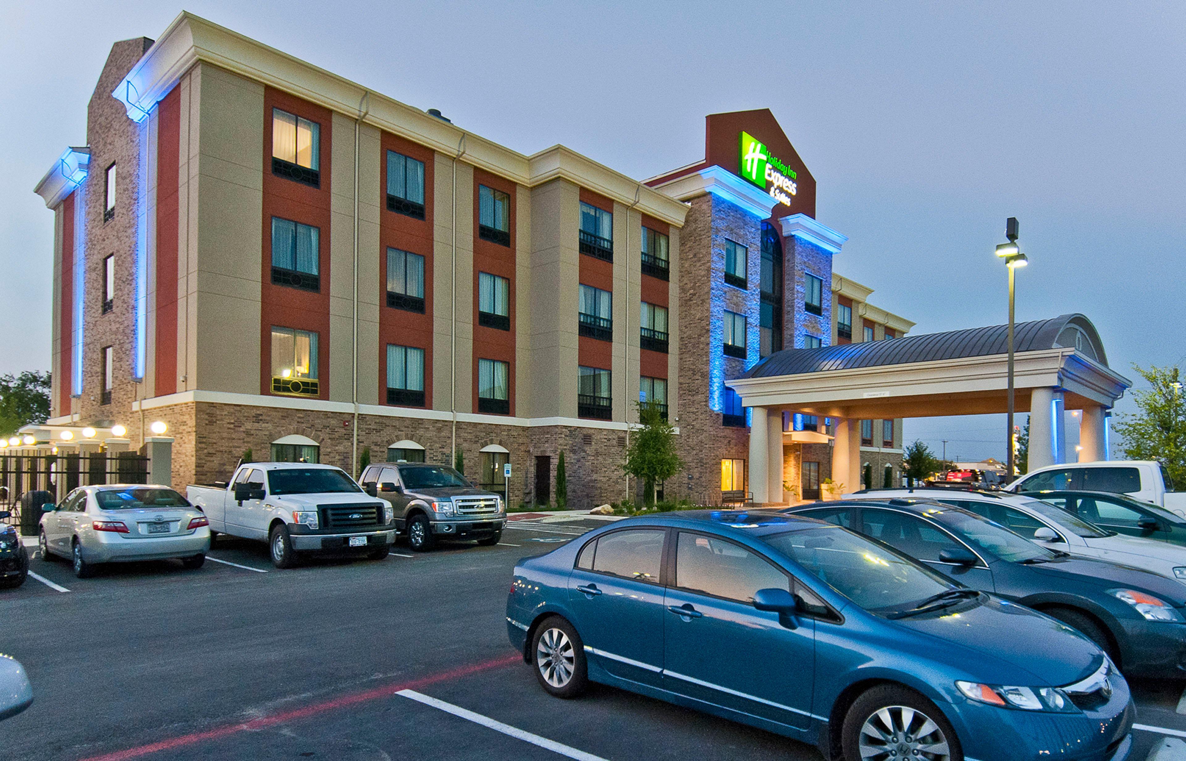 Holiday Inn Express & Suites San Antonio Frost Bank Center By Ihg Екстериор снимка